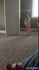 Cette fille donne un cours de Gym à son chien