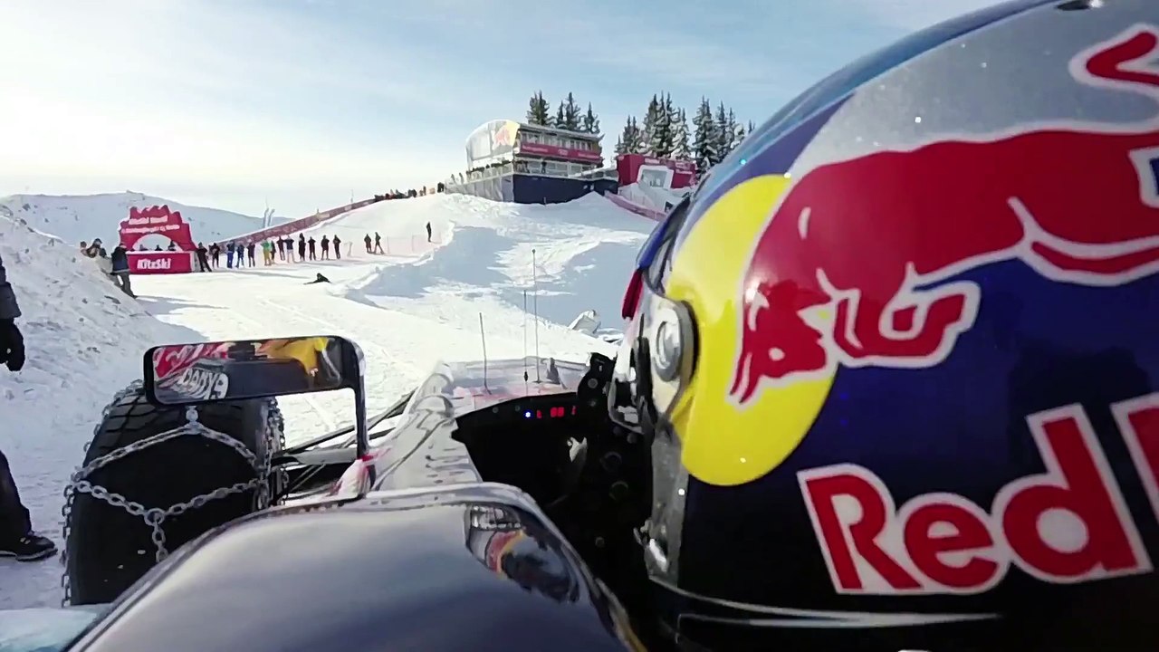 Max Verstappen conduit une F1 sur une piste de ski
