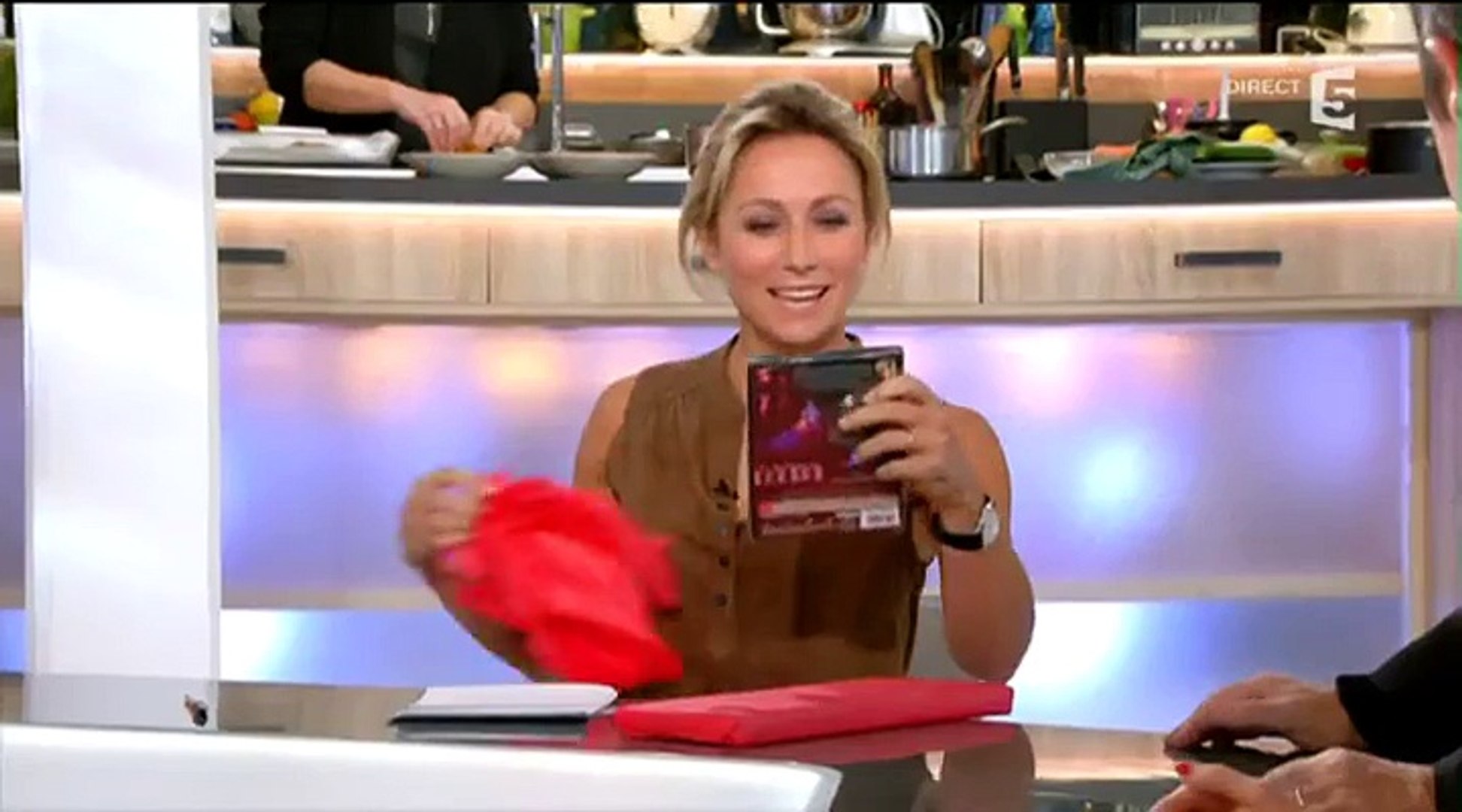 ⁣TV : Gênée, Anne-Sophie Lapix reçoit un ensemble de linge­rie très sexy de Dita Von Teese !