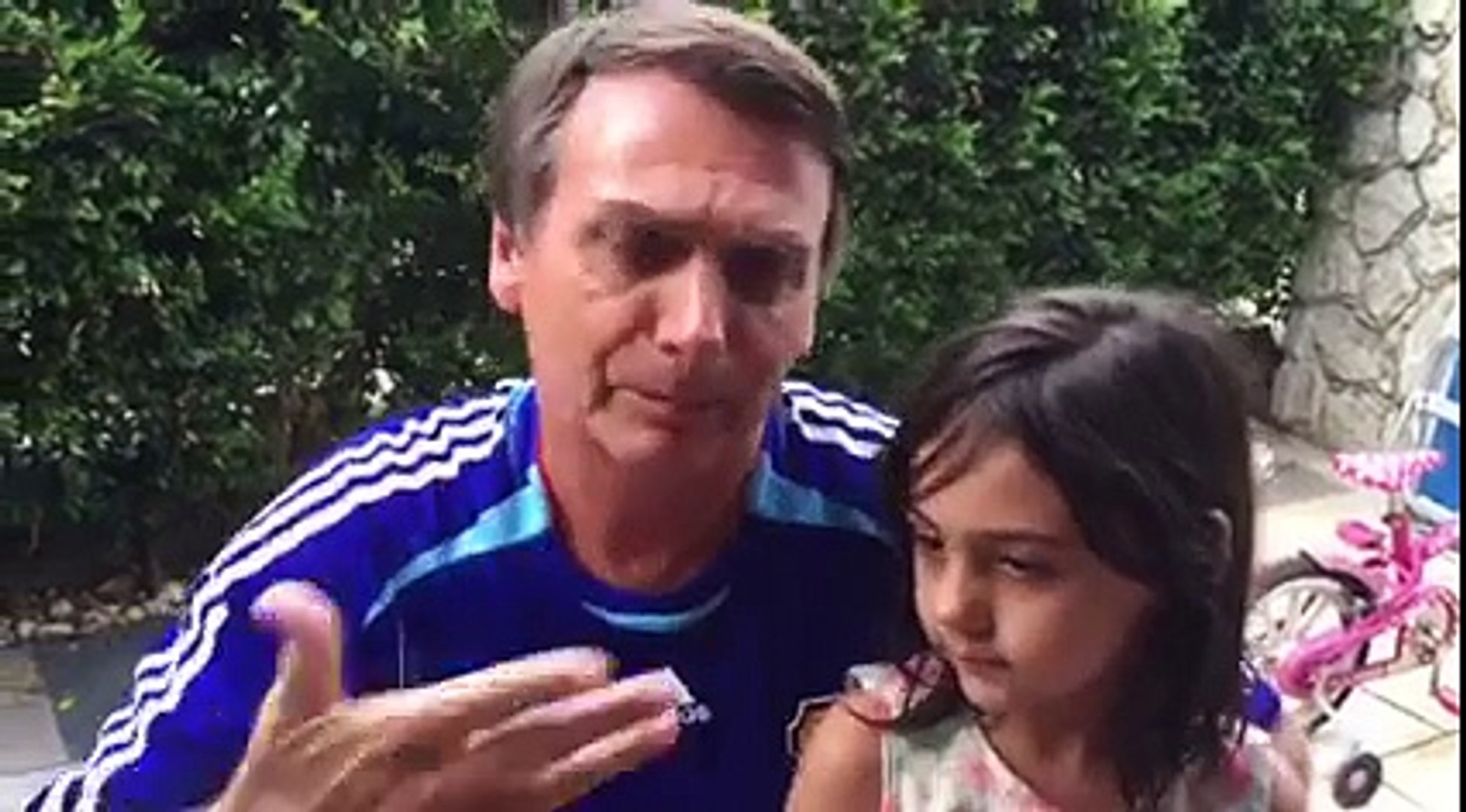 Jair Messias Bolsonaro posta relato sobre livros da escola pública