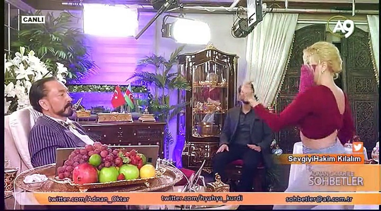 Sarışın güzelin nefes kesen dansı!