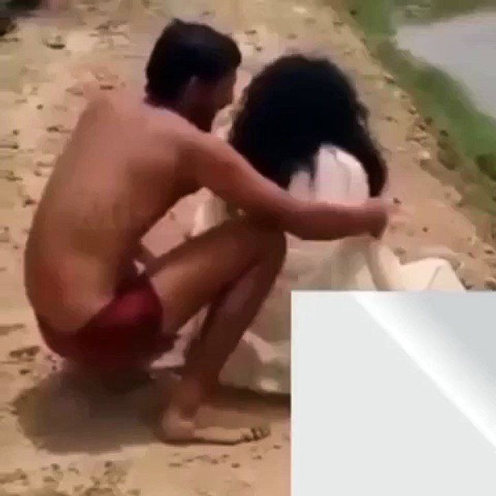 Amazing Leaked Video of Desi Peoples - کھلے میدان میں یہ کیا کر رہی ہے