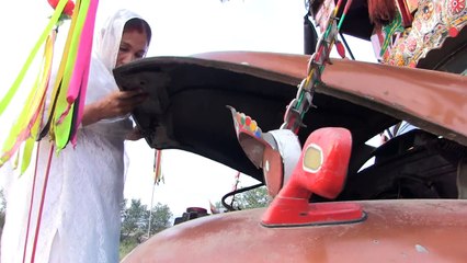 نساء يقدن شاحنات ودراجات في باكستان