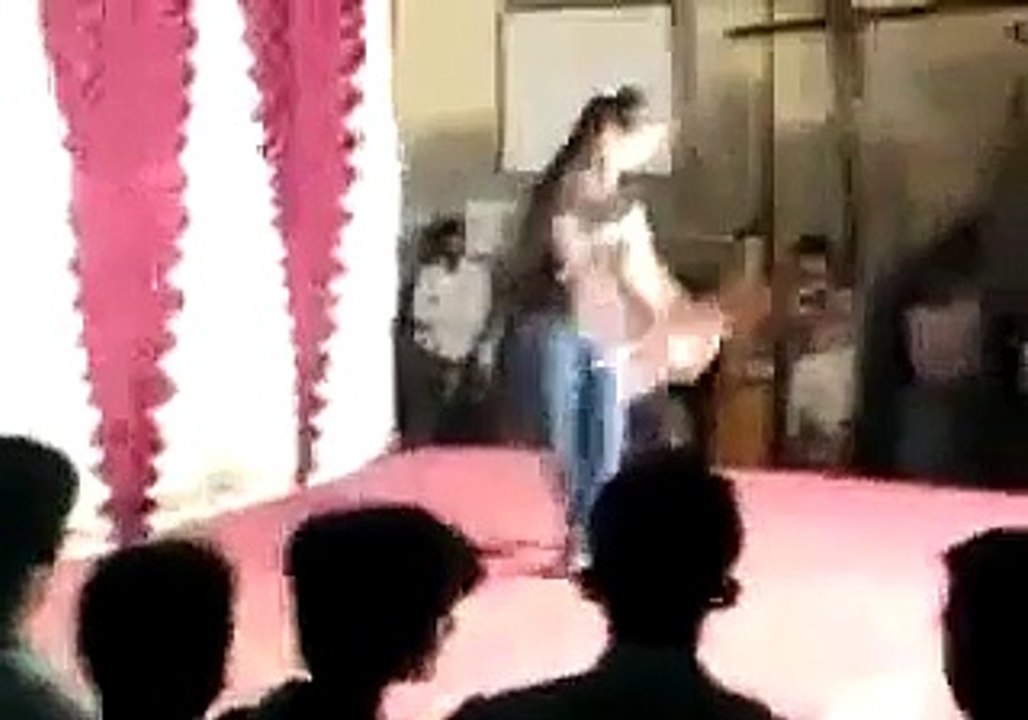 girl dance on stage
