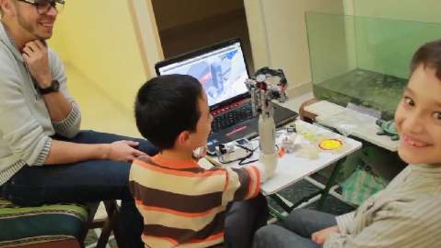 IKO la prótesis de LEGO para niños