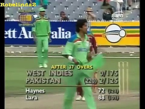 Brain Lara gets a toe crusher from Wasim Akram. Akram’s swinging Yorker crushed foot of Brain Lara. Rare cricket video