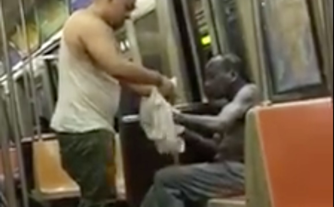 Il habille un vieil homme SDF en lui donnant ses vêtements !