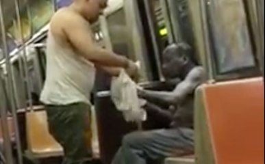 Il habille un vieil homme SDF en lui donnant ses vêtements !