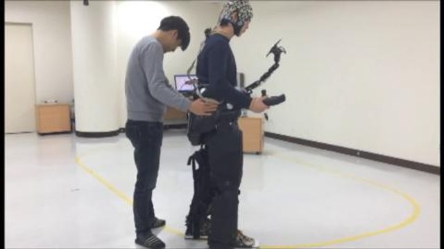 Una interfaz permite controlar un exoesqueleto con la mente