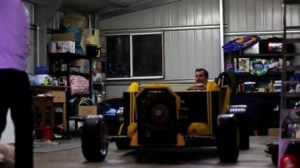 Coche construido con piezas de Lego a tamaño real y que funciona