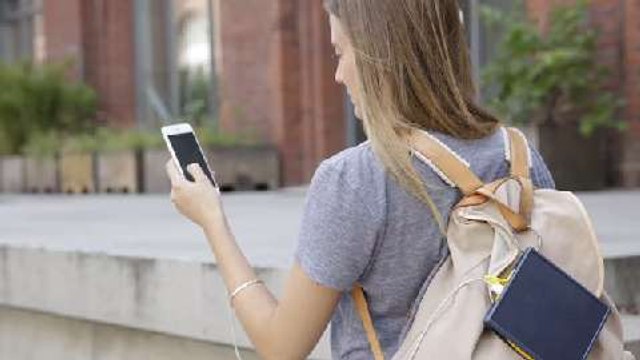 Un cargador para el móvil que usa energía solar por 60 euros