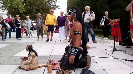 Son Mohikan Şarkısını Bide Sokak Şarkıcısından Dinleyin