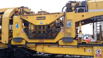 Le train-usine de la SNCF en action à Saint Ay