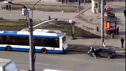 Arızalı Arabasını Kaçak Çektirmeye Çalışırken :))