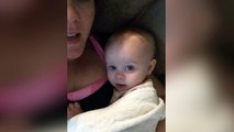 El bebé que imita el 'I love Youuu' de su  madre