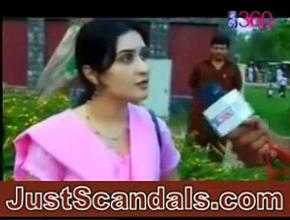 Pakistani Girl on Date in Park  = She do every thing for BF