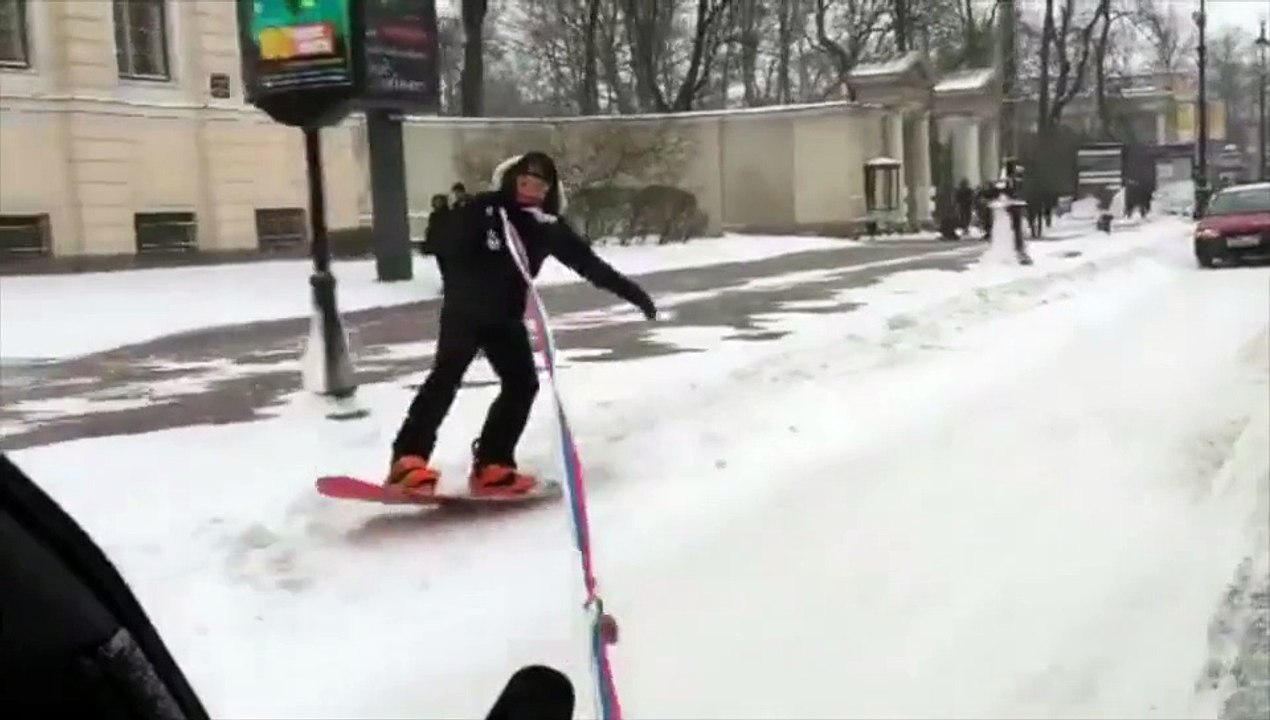 Multado por hacer snowboard por las calles de San Petersburgo