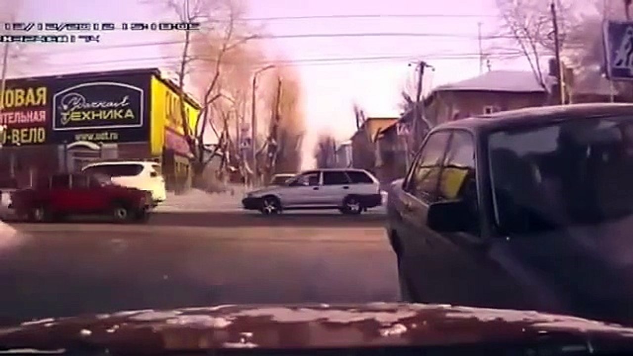 【海外衝撃映像】自動車事故　クラッシュ総集編　大破するクルマ！！　決定的瞬間No18