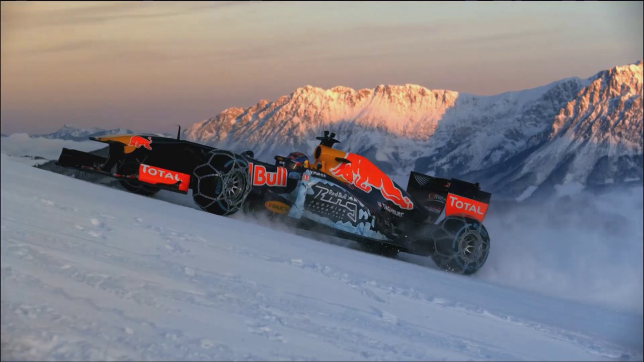 Formel 1-Auto auf der Ski-Piste