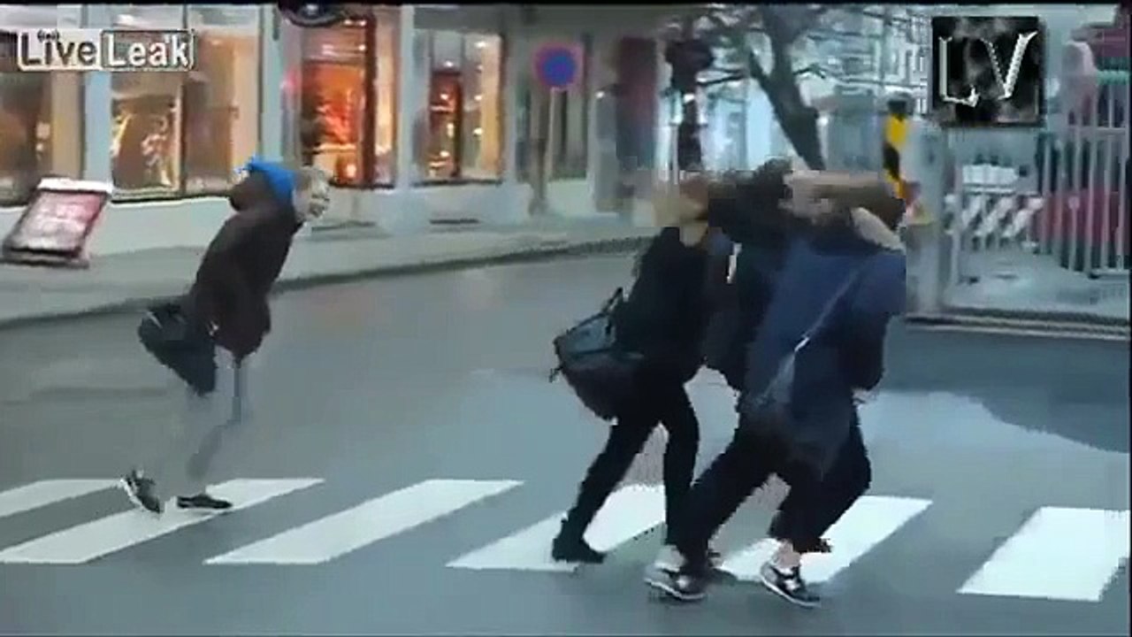 Очень сильный ветер сдувает всех подряд