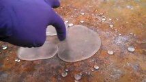 Agua mezclada con aerogel en polvo y nitrógeno líquido seco