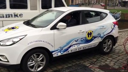 Gedeputeerde Homan maakt eerste Groningse ritje in muisstille waterstofauto - RTV Noord