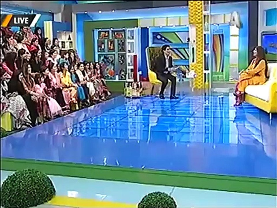 See What Reema Khan Said When Sahir Lodhi Kissed and Hugged Her in a Live Show --