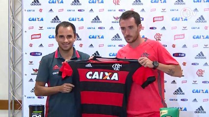 Sem querer rótulo de estrela, Mancuello é apresentado no Fla e já define apelido