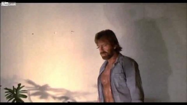 Chuck Norris mira el Anuncio de Loteria 2013