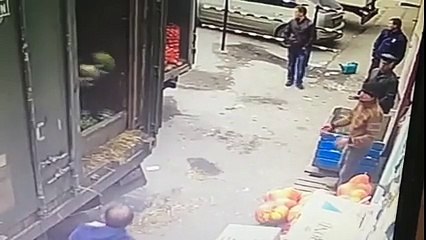 Dikkati Dağılan Manavın Karpuz İle İmtihanı