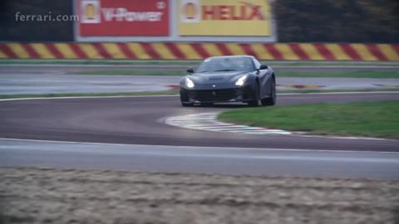 Kimi Raikkonen con el F12berlinetta en Fiorano