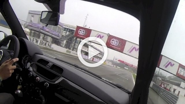 Vuelta rápida Abarth 695 Biposto