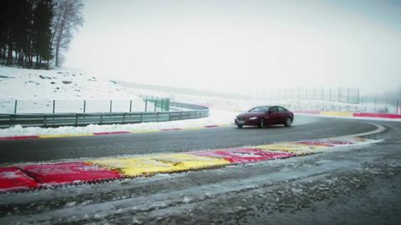 Idris Elba al volante del nuevo Jaguar XE