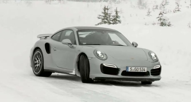 Walter Rohrl con un 911 Turbo en hielo