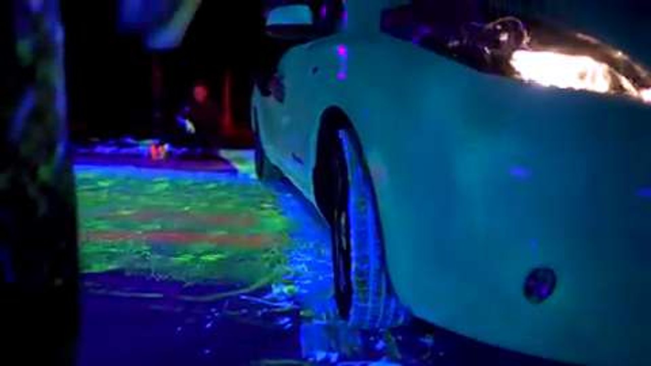 Ian Cook pinta al Nissan Leaf con pintura fluor...