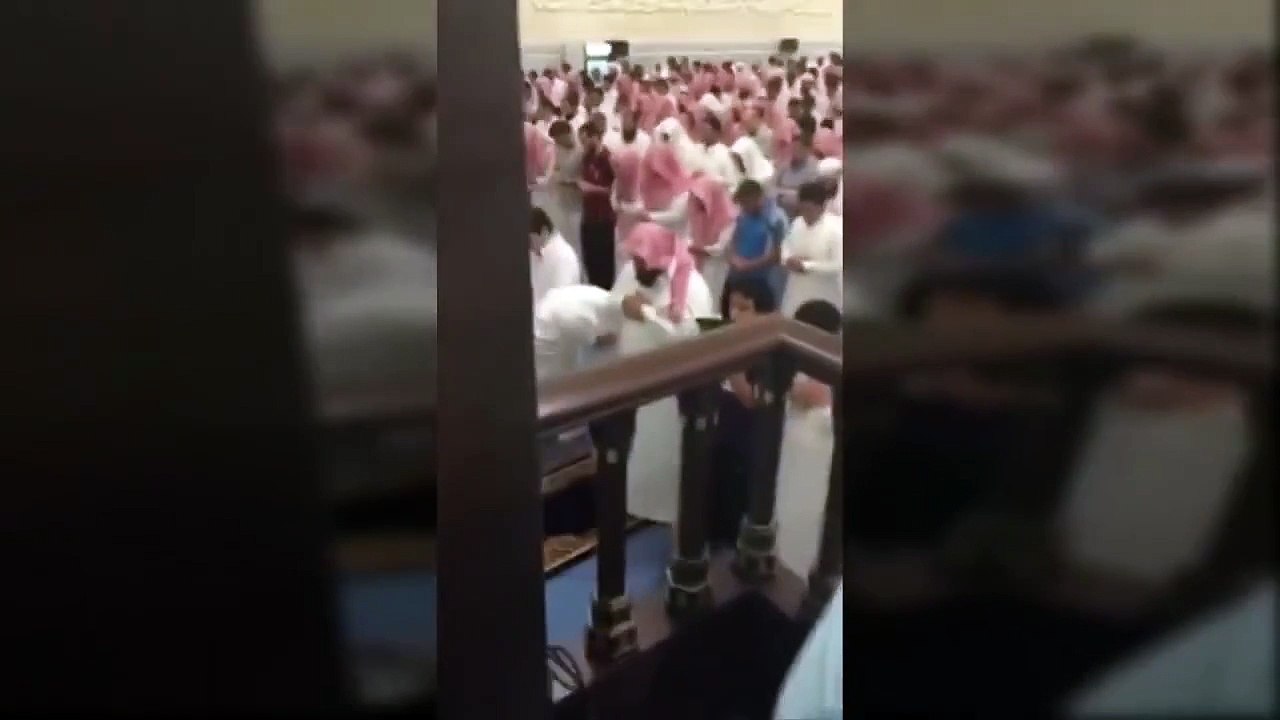 Possessed Man Screams During Salah In Masjid e...