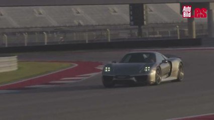 Video herunterladen: Porsche 918 Spyder Hot Lap with Patrick Long