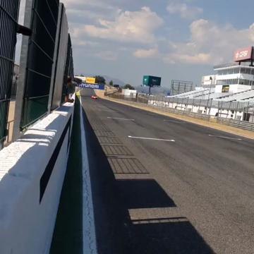 Cristiano Ronaldo y Jenson Button pasando por meta en el Jarama