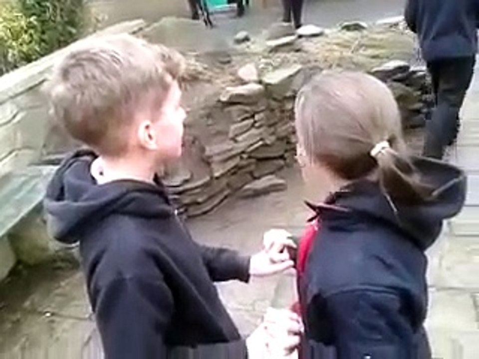 Un garçon embrasse une petite fille - Vidéo Dailymotion