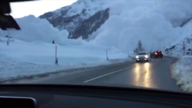 Une automobiliste filme une avalanche qui se produit devant elle