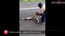 Yılanın yuttuğu oğlağı elleriyle çıkardı
