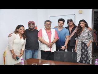 Sooraj Athiya Om Parkash Mehra Interact Whistling Woods Enjoy Screening Of Bollywood