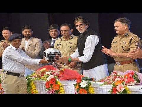 Amitabh Bachchan Distribute Helmet To Mumbai Traffic Policemen