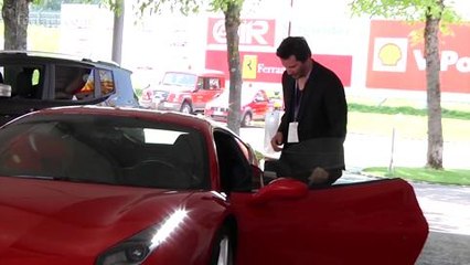 Keanu Reeves prueba el Ferrari 488 GTB en Fiorano