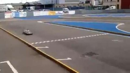 Fernando Alonso se divierte coche radio control