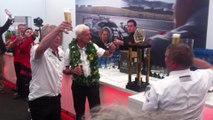 Celebración con trofeo de Porsche en las 24 Horas de Le Mans 2015