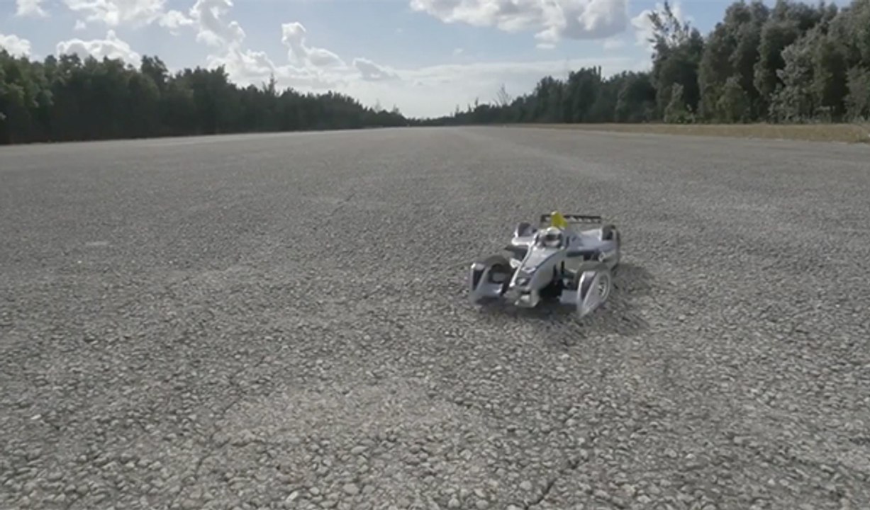 Carrera coche fórmula E y coche carga inalámbrica RC