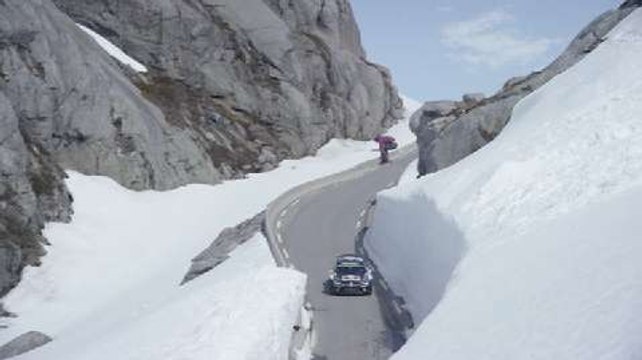 Carrera entre el esquiador Aksel Lund Swindal y el piloto de Volkswagen Andreas Mikkelsen 2