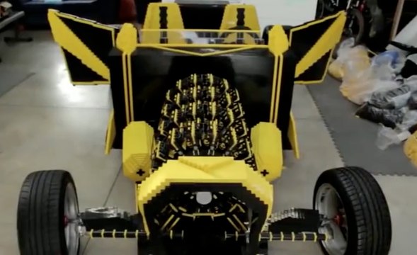Lego construye un coche a tamaño real y ¡funciona!