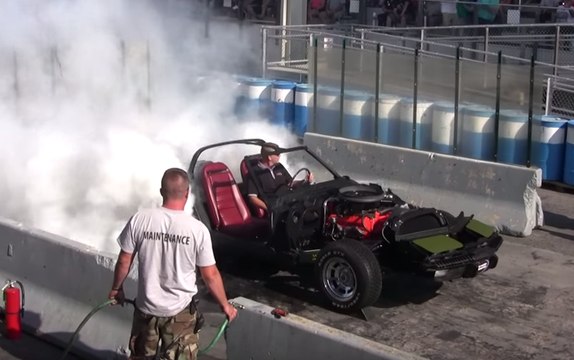 Concurso de quemada de rueda: Chevrolet Corvette 1975